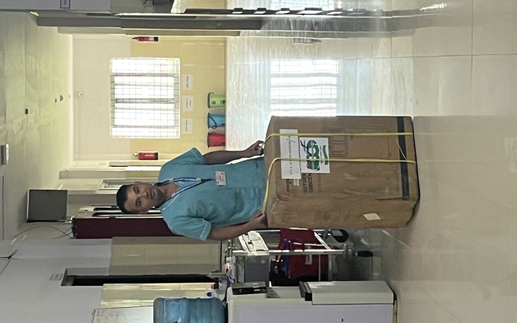 Ein Arzt steht hinter einem Paket.