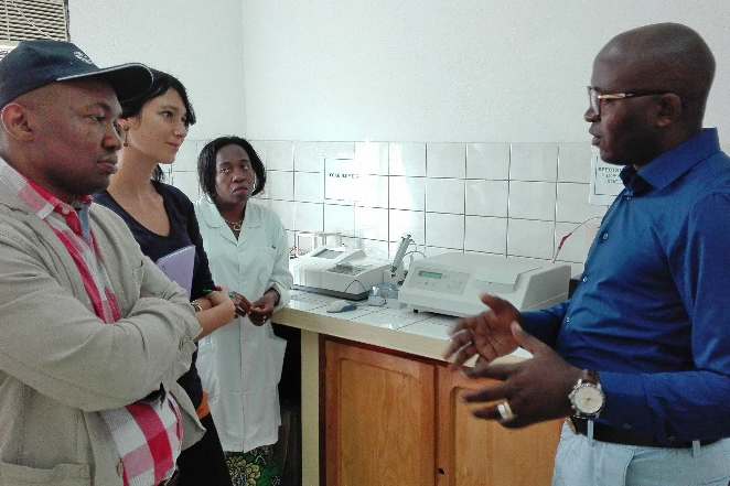 Projektmitarbeiter von action medeor beim Besuch eines Gesundheitsprojektes im Kongo.