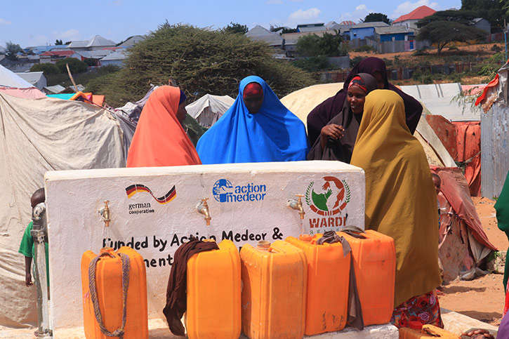 Menschen in Somalia stehen um einen Brunnen