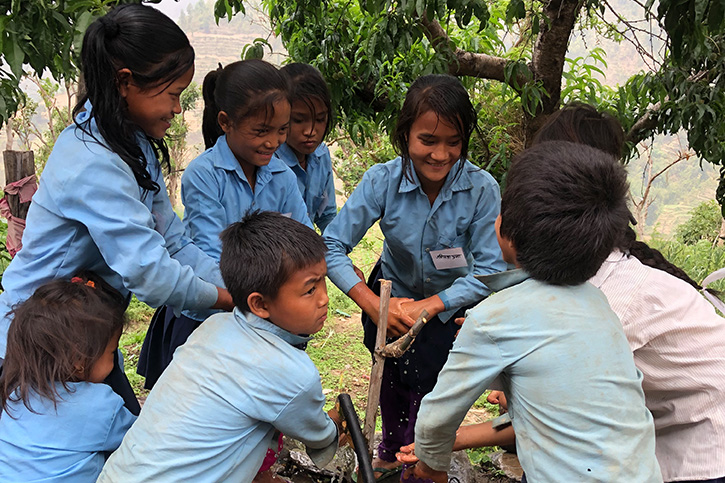 Kinder in Nepal waschen sich die Hände