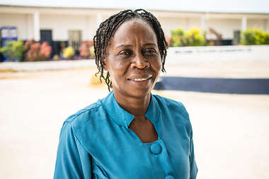 Patricia Mokuwa leitet die Hebammenschule in Sierra Leone.
