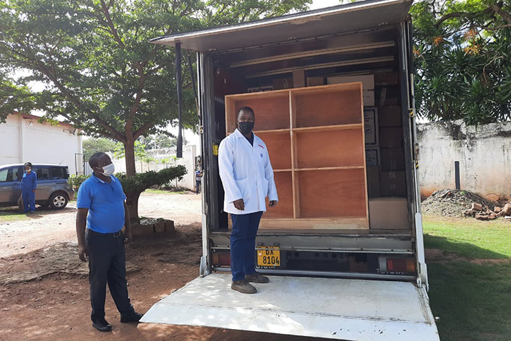 Mitarbeiter von action medeor Malawi brachten die Ausstattung vom Haupstandort ins neue Lager.