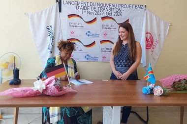 Chantal Binwa, Direktorin der Organisation AFPDE, unterzeichnet den Projektvertrag.