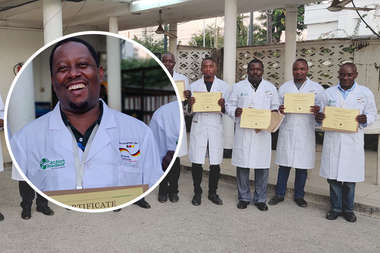 Teilnehmer des Medizintechniktrainings mit ihrem Zertifikat