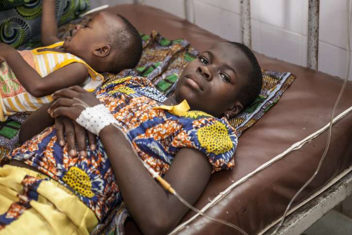 Behandlung von an Malaria erkrankten Kindern in Togo.
