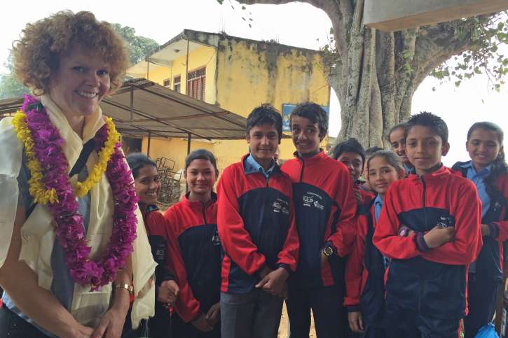 Projektreferentin Margret Müller beim Besuch einer nepalesischen Schule im März 2016.