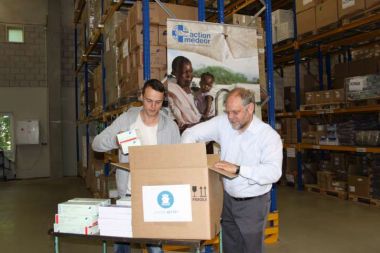 Bernd Pastors (r.), Vorstandssprecher von action medeor, übergibt Jakob Schoen von „Jugend Rettet“ die Medikamente für die Ausstattung der Krankenstation auf dem Rettungsschiff.