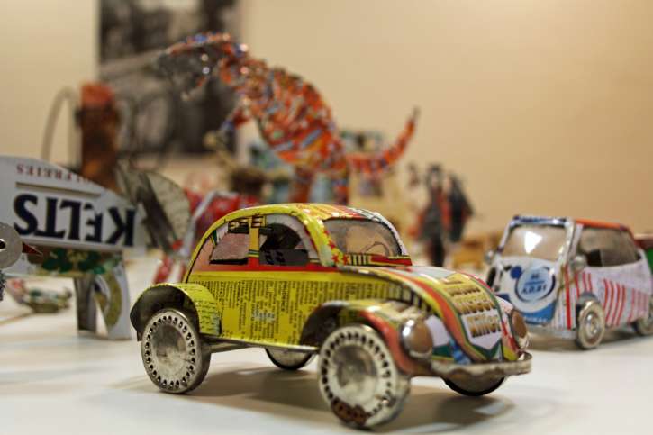 Aus Altmetallen hergestelltes Spielzeug ist in den nächsten Wochen in einer Ausstellung bei action medeor zu sehen. 