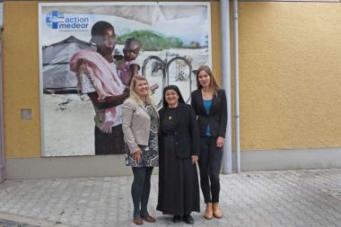 Schwester Hatune berichtete gestern über die Not der Flüchtlinge im Nordirak. Sophia-Helena Zwaka (l.) und Eva Greitemann (r.) von action medeor organisieren die Hilfe für die Menschen im Nahen Osten.