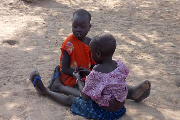 In einem Flüchtlingslager in Gumbo im Südsudan sind viele Menschen aufgrund der erneuten Gewalt auf der Flucht.