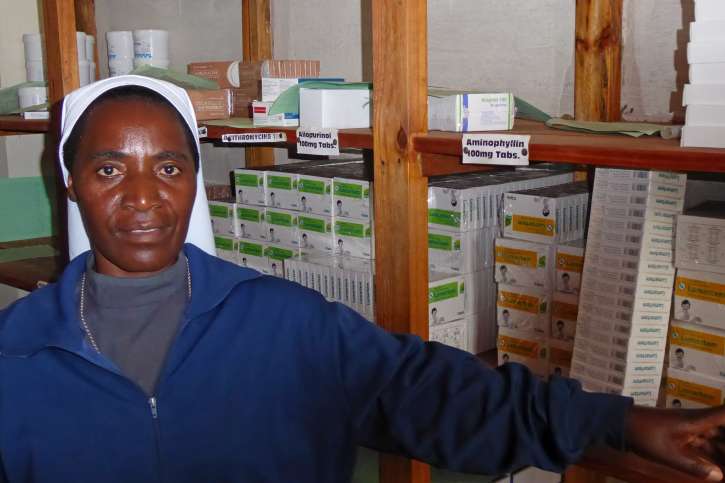 Schwester Theopista Msemwa von den Vinzentinerinnen in Untermarchtal zeigt stolz auf ein Regal im diözesanen Medikamentenlager 