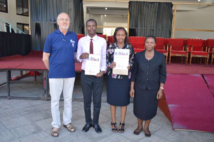 Die tansanischen Pharmaziestudenten Mbwambo Zihirwa Nampenda (2.v.r.) und Calvin Andrew (2.v.l.) freuten sich über den Felix Wiemes-Gedächtnispreis aus dem Felix Wiemes-Stiftungsfond, der unter dem Dach der action medeor-Stiftung geführt wird. 