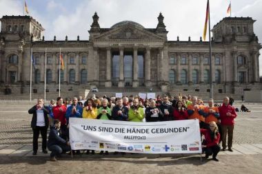 Unter dem Motto „Uns sind die Hände gebunden“ versammelten sich mehr als 100 humanitäre Helfer vor dem Bundestag. 