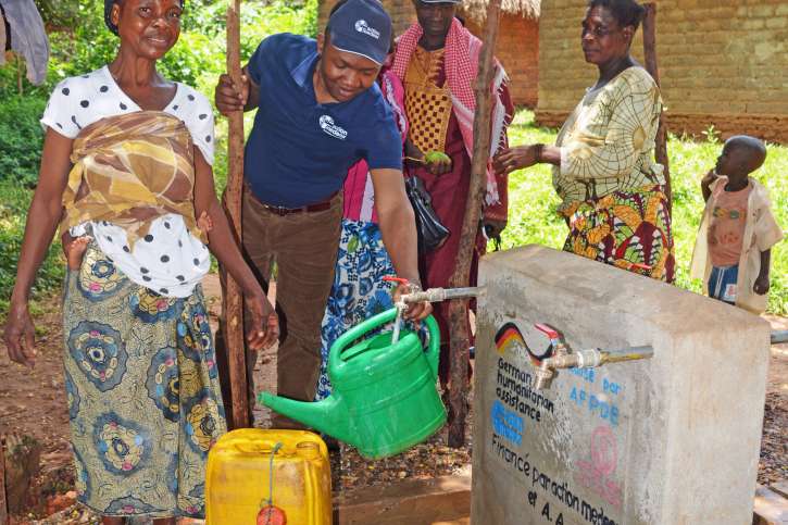 Emmanuel Limi von action medeor kümmert sich um die Trinkwasserversorgung für burundische Flüchtlinge im Ostkongo. 