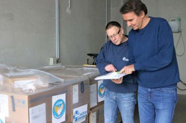 Dirk Angemeer (r.) und Mario Nössemes von action medeor überprüfen die Medikamentensendung für die Vertriebenen aus Mossul. 