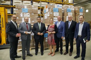 The German Foreign Minister Sigmar Gabriel (third from left) with the Head of Department pharmacy and warehouse and members of the Management Board, the Advisory Board, and the Presidium of action medeor.