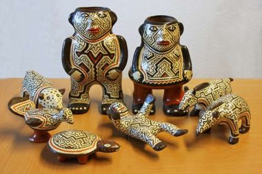 Die Weihnachtsausstellung von action medeor zeigt Krippen aus aller Welt: die traditionelle Shipibo-Keramik wird von den Frauen des Shipibo-Stammes im Nordosten Perus getöpfert. 