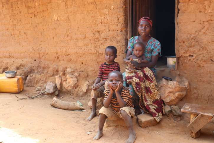 Die Angst vor Gewalt und Unruhen hat diese Familie aus ihrem Dorf in der De-mokratischen Republik Kongo vertrieben. Wo ihre anderen Familienmitglieder sind, wissen sie nicht. 