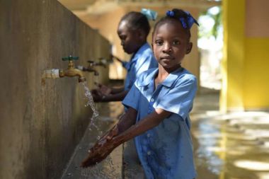 In Haiti lernen Kinder in einem action medeor-Projekt die Bedeutung von Hygiene für die Gesundheit.