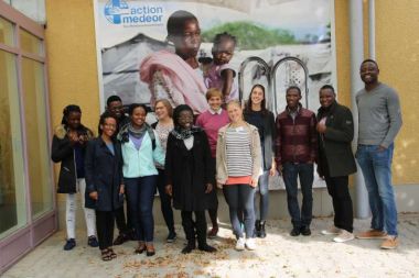 Pharmazie-Studenten aus Malawi und Ruanda besuchen die "Notapotheke der Welt"