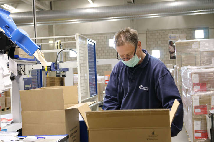 Auftrag aus der Nachbarschaft: Im Medikamentenlager von action medeor wird medizinische Ausrüstung für das Duisburger Behelfskrankenhaus gepackt.