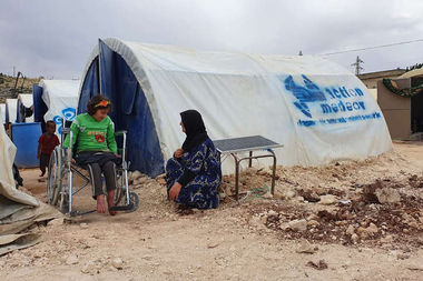 Hilfe für Syrien: Mit Unterstützung der Landesregierung Nordrhein-Westfalen hat action medeor Zelte für Flüchtlingsfamilien in der Region Idlib besorgt.