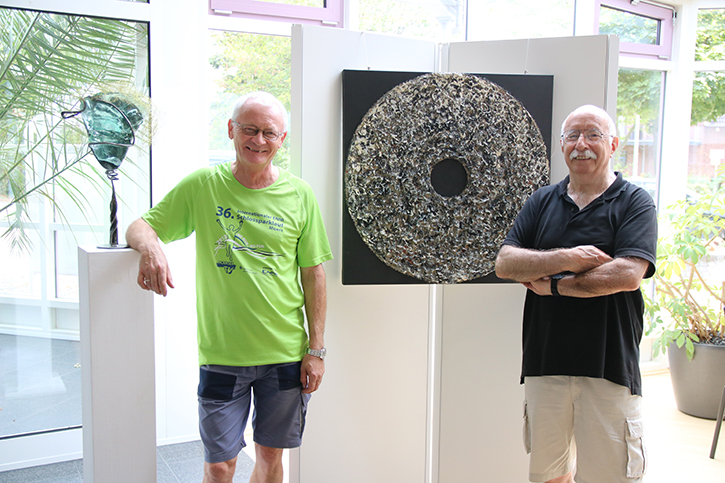 Die Künstler Helmuth Wolf (links) und Manfred Otto Schaab stellen ihre Werke noch bis zum 2. Oktober im Foyer des Medikamentenhilfswerks action medeor aus.