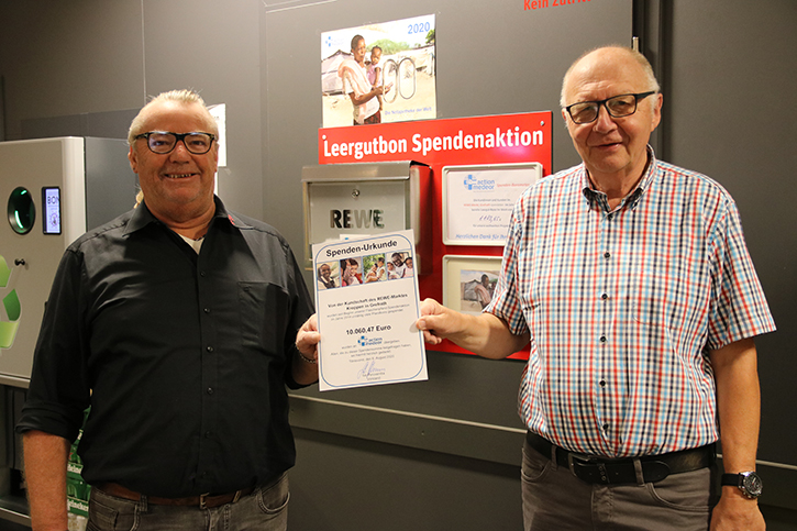 Mehr als 10.000 Euro für die gute Sache: Rudolf Schmitz (rechts) und Frank Kroppen vor der Spendenaktion im Rewe-Markt Grefrath.