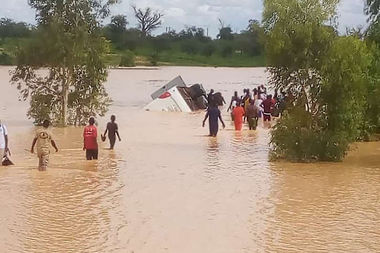 Durch die schweren Überschwemmungen haben hunderttausende Menschen im Niger ihre Wohnung verloren. action medeor hilft mit Zelten und Medikamenten.