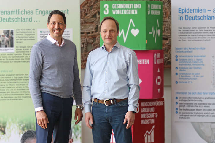 Den Zielen des Deutschen Nachhaltigkeitskodexes hat sich die Gesundheits-NGO action medeor verschrieben. Das unterstützen die Vorstände Sid Peruvemba (links) und Christoph Bonsmann. 