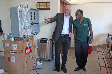Unterwegs für eine bessere Versorgung mit Medizintechnik: Dr. Bernd Diener im Austausch mit Gerald Masuki, Landesdirektor von action medeor Tansania.