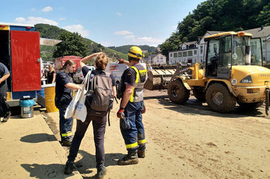 action medeor-Mitarbeiterin Charlotte Sielicki im Austausch mit einem Mitarbeiter des THW in Dernau.
