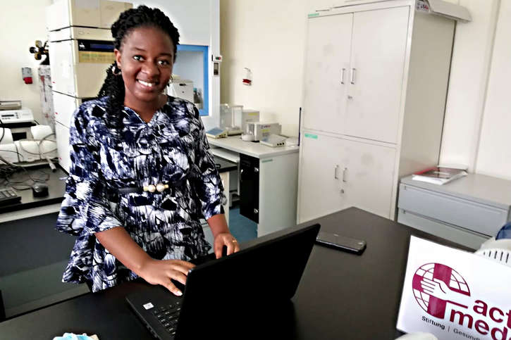 Im Rahmen ihrer Masterarbeit in klinischer Pharmazie untersucht Wema Kibanga die Wirksamkeit bestimmter Medikamente zur Prävention von Lungenversagen bei Frühgeborenen - unterstützt durch ein Stipendium der action-medeor-Stiftung.