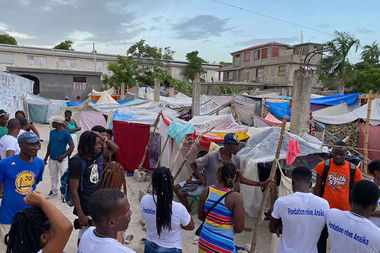 Tausende Haitianer haben ihre Häuser verloren und müssen in Zelten leben.