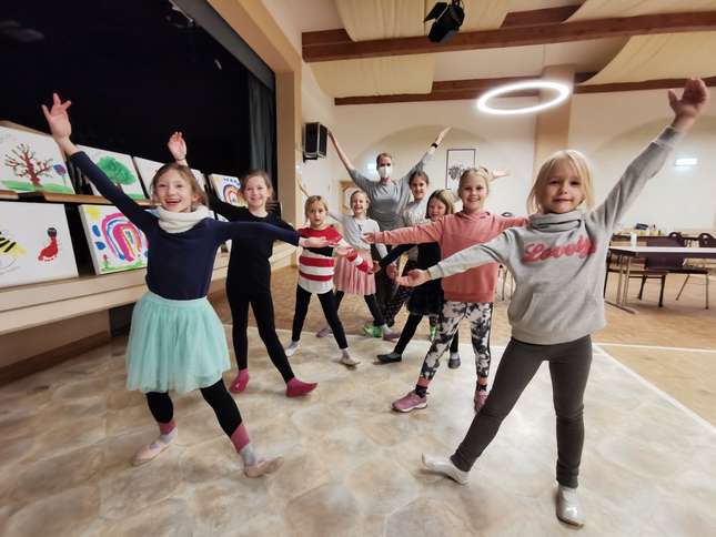 Tanzpädagogin Claudia Olef (Mitte hinten) sorgt mit Musik und Spaß für Abwechslung bei den Kindern in Dernau und Bad Neuenahr.