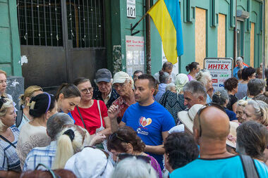 Jeden Morgen stehen vor der Sozialapotheke Odessa die Menschen Schlange, um an  ihre Medikamente zu kommen. Igor Fedin (Bildmitte) von der Organisation „Your City”  erklärt, wie das Ausgabeverfahren funktioniert. 