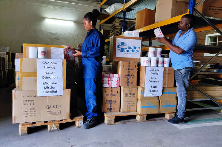 Im Medikamentenlager von action medeor Malawi werden Hilfspakete zur Versorgung der Opfer der Katastrophe zusammengestellt. 
