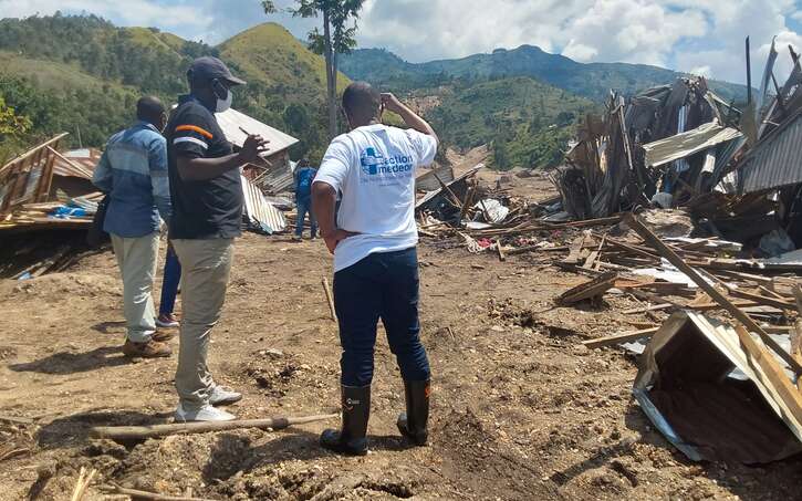 Emmanuel Limi (rechts) macht sich ein Bild von den Zerstörungen durch die  Überschwemmungen in der Demokratischen Republik Kongo. 