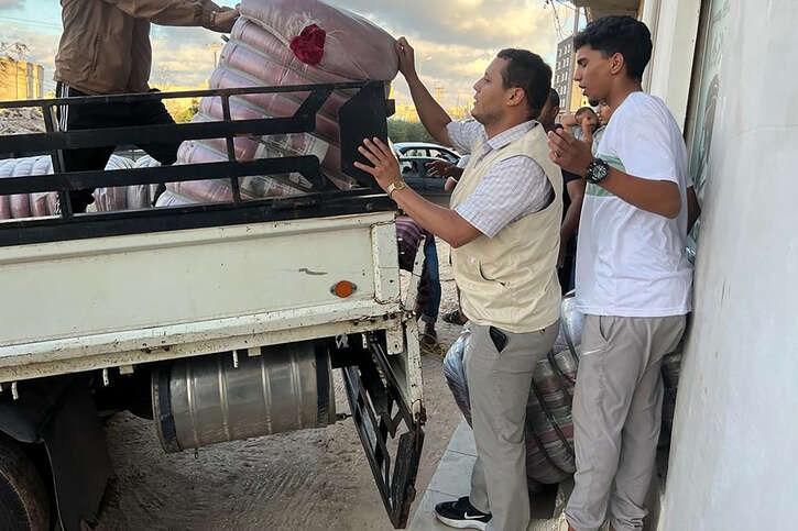 In Libyen sind die ersten Hilfsmaßnahmen lokaler Organisationen mit  Unterstützung von action medeor angelaufen. In der Hafenstadt Derna wurden  Matratzen und Decken an die Betroffenen der Flutkatastrophe ausgegeben. 