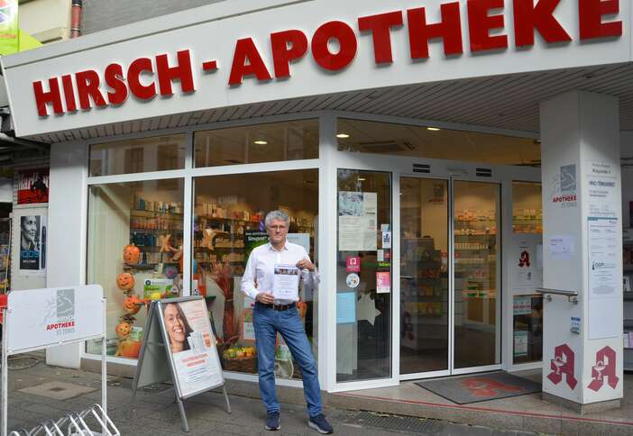 Ralf Weckop, Inhaber der St. Töniser Hirsch-Apotheke, gibt den Dank von action  medeor für die jahrelange Unterstützung an seine Kunden und Kundinnen weiter. 