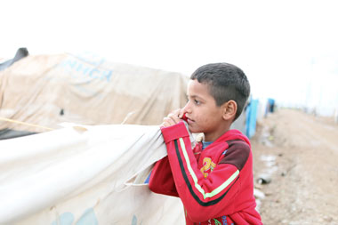 Der Junge im Flüchtlingslager Kabartu I. schaut in die Ferne. 