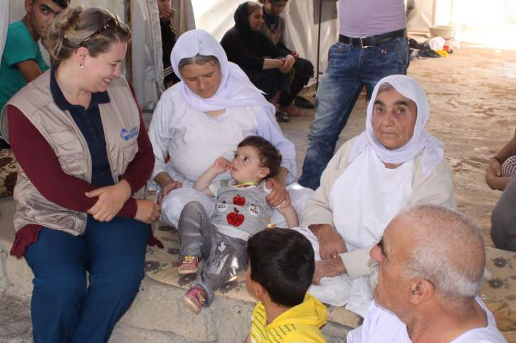 Eva Greitemann bei dem Besuch einer Flüchtlingsfamilie im Nordirak. 