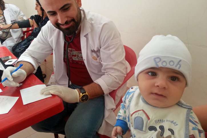Endlich ist Dr. Nibraz Najeeb mit der mobilen Klinik in das Dorf gekommen,  und der kleine Nashwan bekommt Medikamente.
