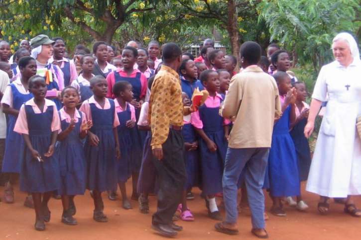 Schüler und Schülerinnen der St. Francis Schule in Malawi.