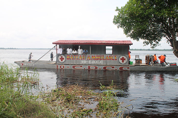Das Ambulanzboot mit Besatzung