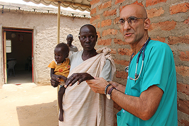 Dr. Catena behandelt einen Patienten im Krankenhaus im Sudan.