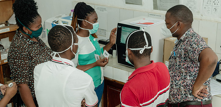 Medizintechnik-Team in einem Krankenhaus in Tansania