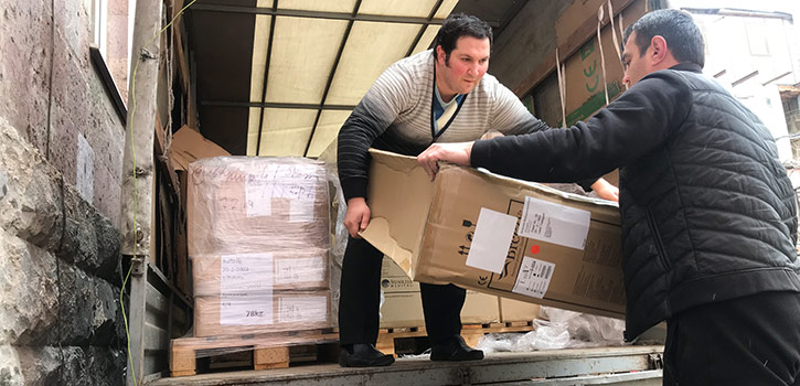 Hilfssendung wird in Armenien vom LKW geladen