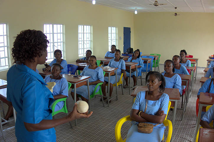 Die beiden staatlichen Hebammenschulen in Sierra Leone können den landesweiten Bedarf nicht decken.