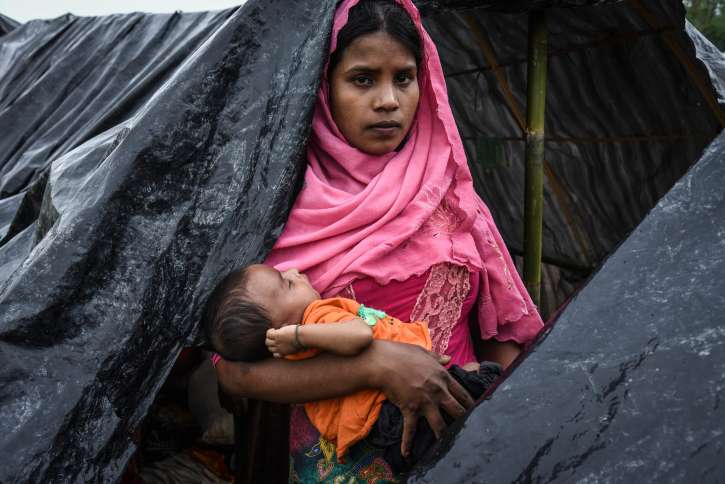 Flüchtlingscamps in Bangladesch sind überfüllt, viele Menschen müssen auf der Straße leben. Monsunartige Regenfälle machen die Situation für die Vertriebenen unerträglich.